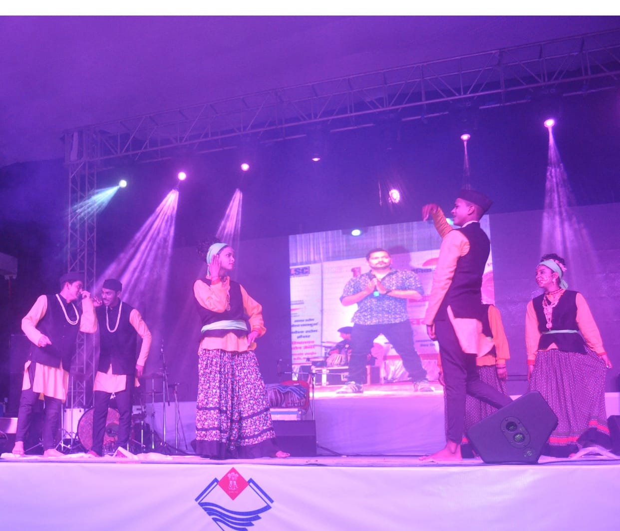 Folk artists scattered colors in cultural evening