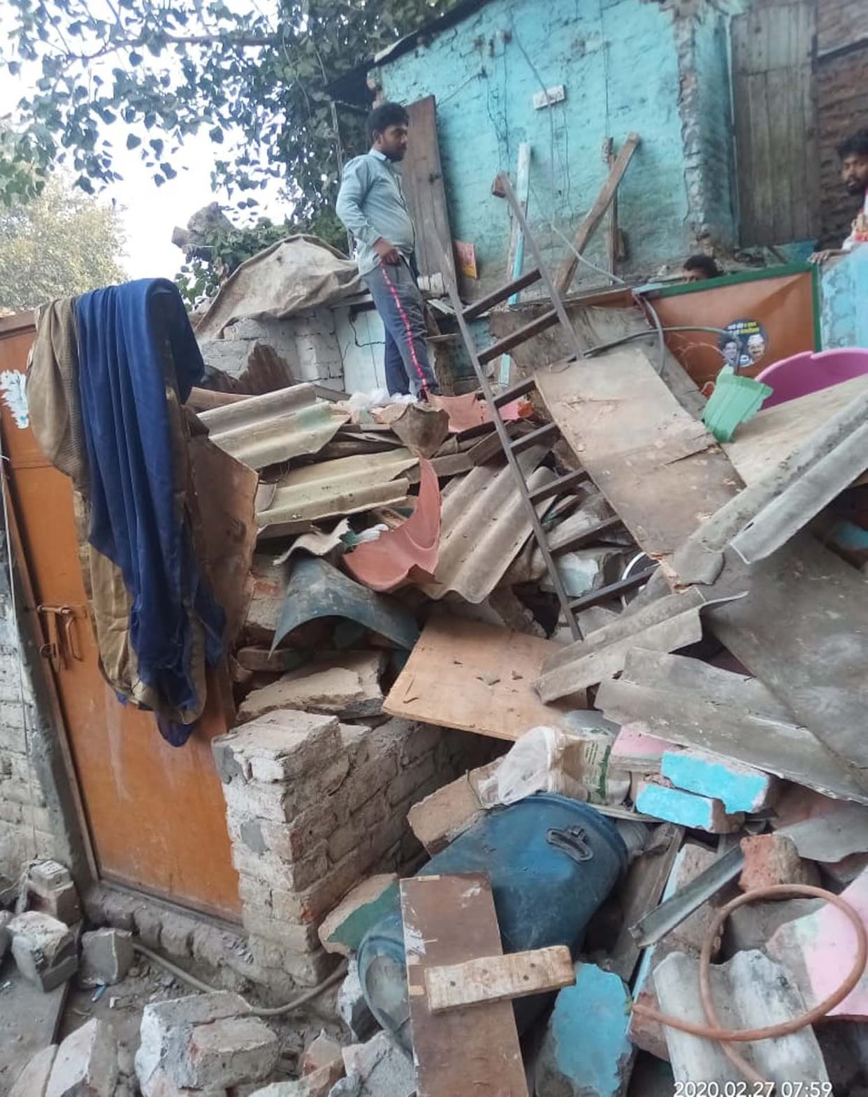 A collapsed house in Delhi due to a cylinder explosion, the middle-aged of the strip died