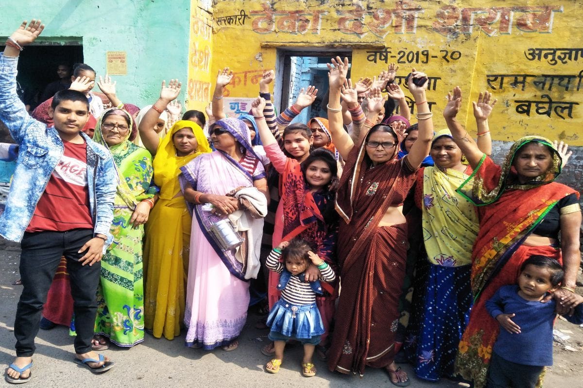 protest, woman, wine, shope, firozabad