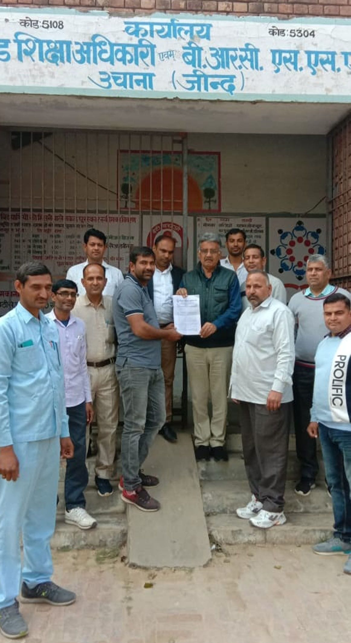 teachers demonstrated on the closure of government schools