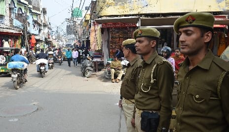 Delhi's tension on mind .. Shops closed in Muslim areas