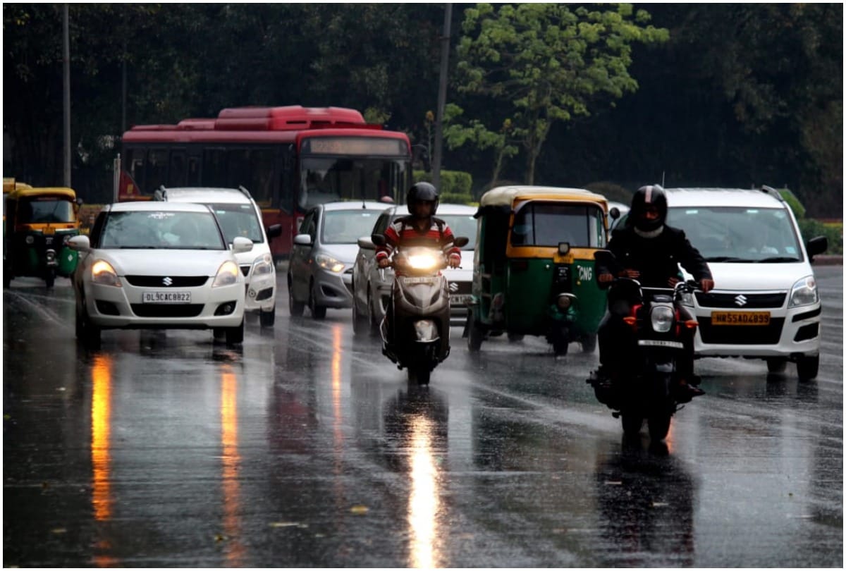 rain in the Delhi in evening temperature dropped by two degree