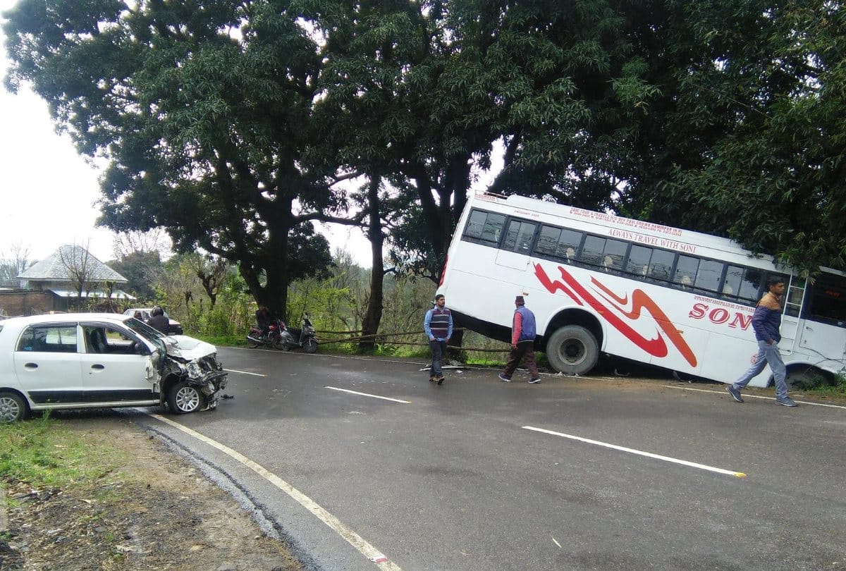 car bus accident in hamirpur driver injured