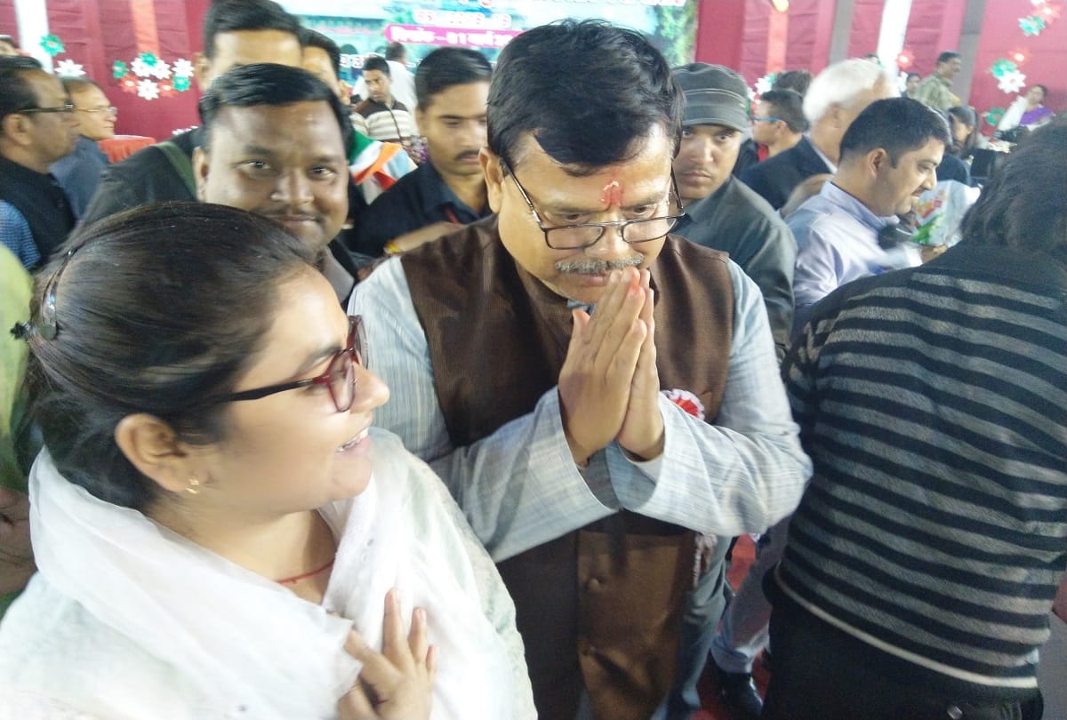 Food and Civil Supplies Minister Pradhuman Tomar touch feet of engineer in Gwalior, Madhya Pradesh
