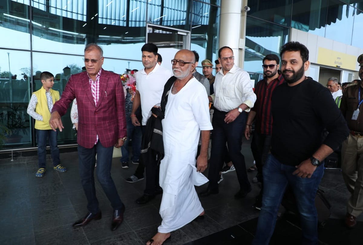 In Prayagraj, Morari Bapu confessed to the knowledge roots of Akshaya vat