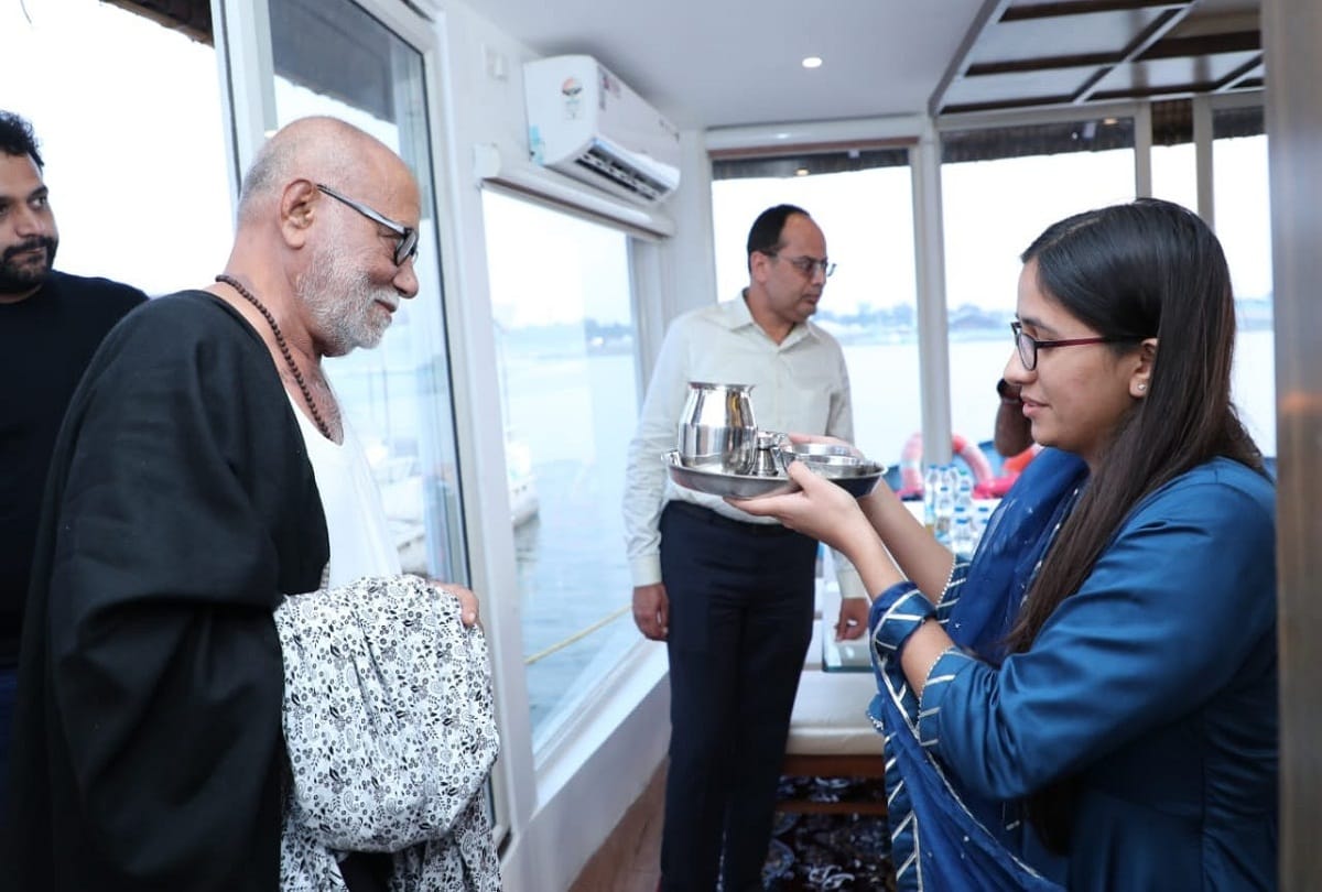 In Prayagraj, Morari Bapu confessed to the knowledge roots of Akshaya vat