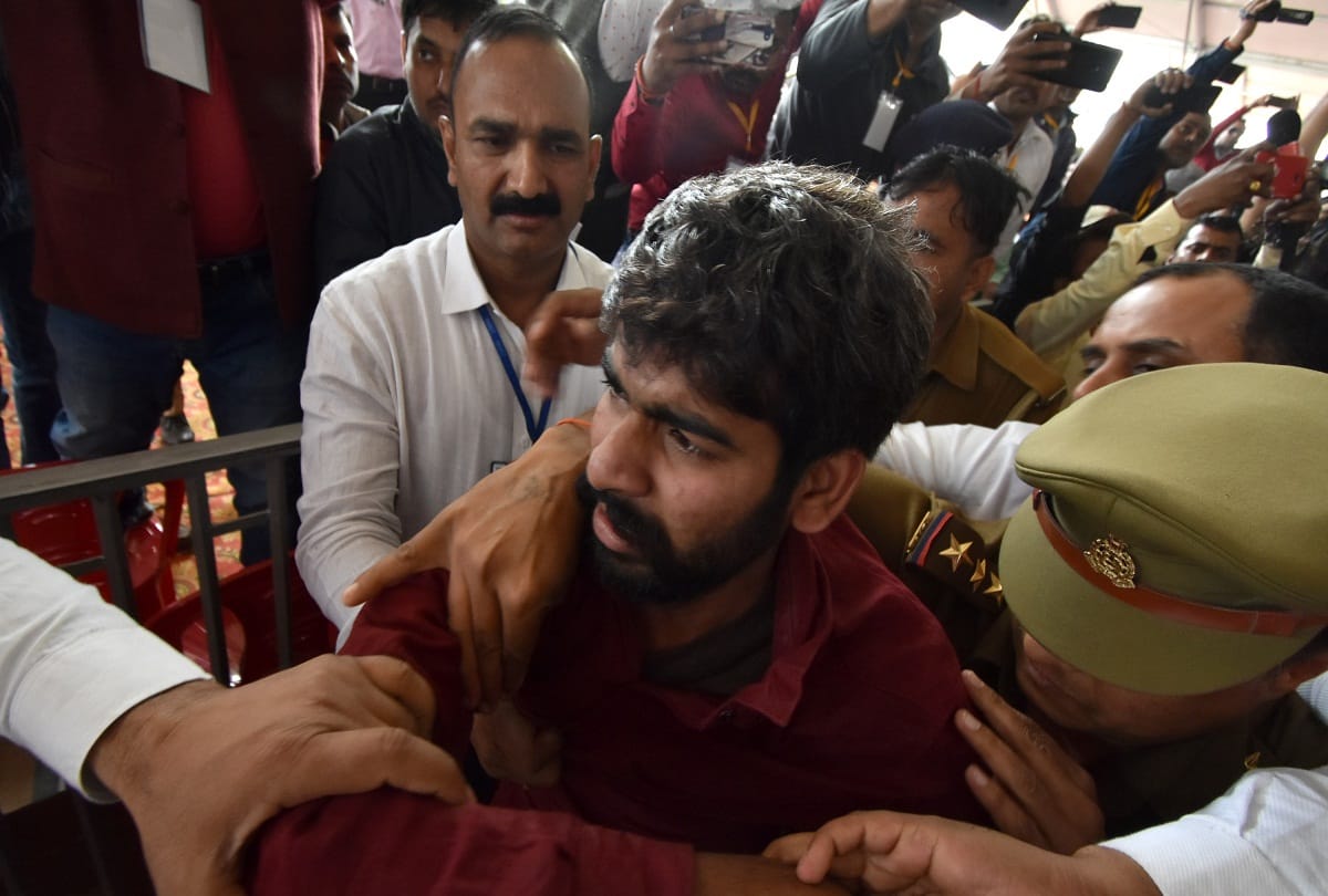 Black flag showing PM Modi in Prayagraj, stirred up, activists beaten