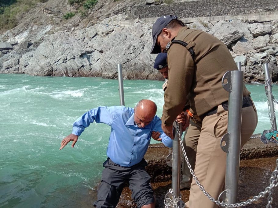 Chief Justice of High Court narrowly save from falling into Ganga at devprayag Sangam