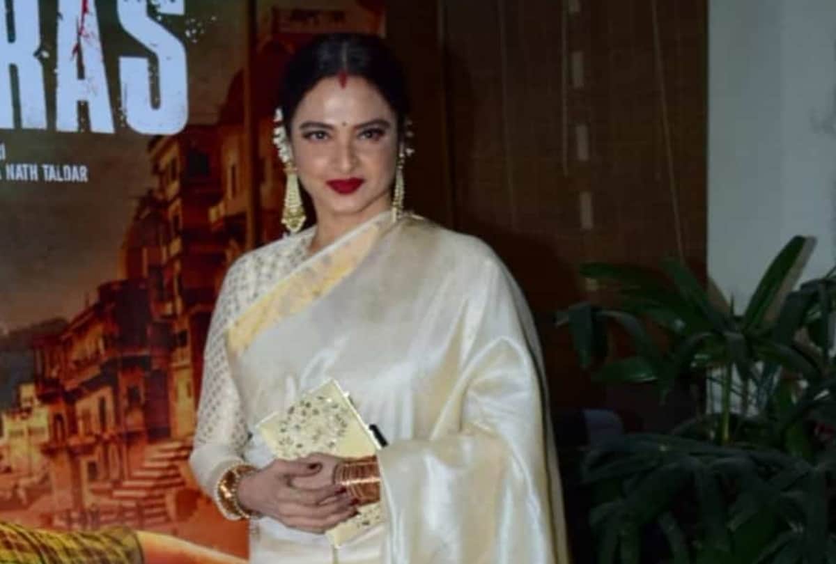 rekha in golden saree fashion statement here look pictures