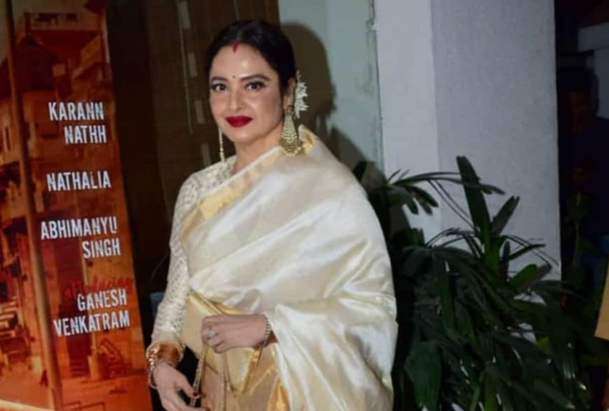 rekha in golden saree fashion statement here look pictures