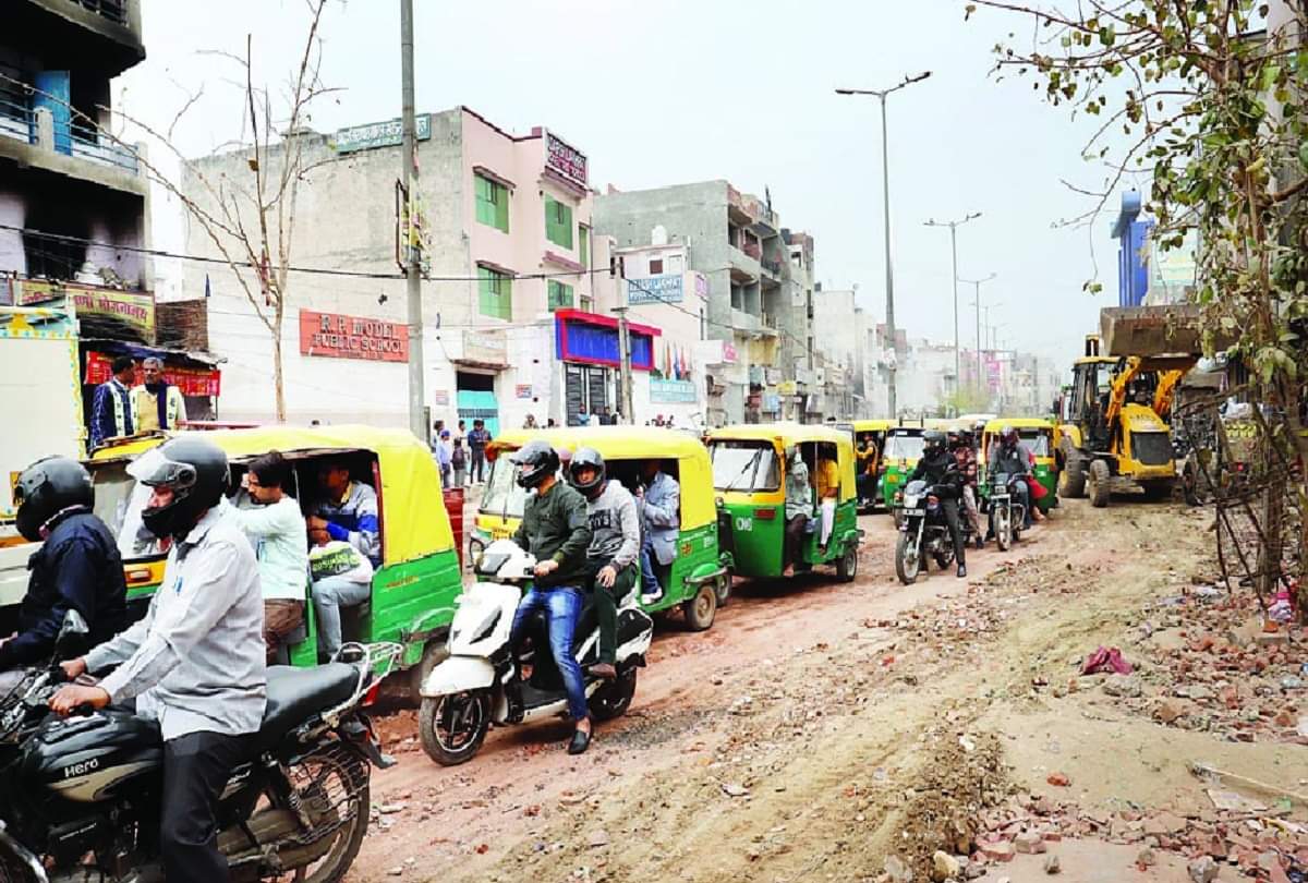 7 truck stones found near the house of Councilor Tahir Hussain