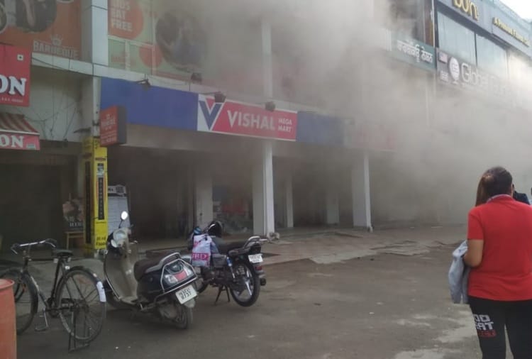 Fire in Vishal Mega Mart Mohali