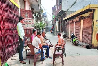 शिव विहार के महालक्ष्मी एंकलेव में सड़क पर बैठकर रखवाली करते लोग