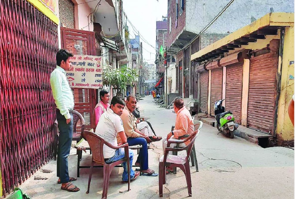 Delhi Violence: People are scared after riots, guarding of their colonies in night