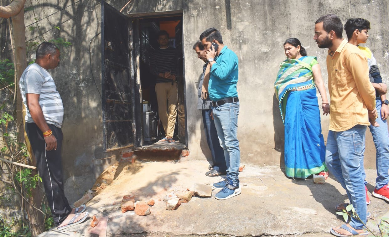 8 lakhs stole from shoe and cloth showroom