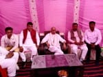 ग्राम बडसू में पत्रकारों से वार्ता करते अंतरराष्ट्रीय हिंदू परिषद के संयोजक डा. प्रवीण तोगड़िया