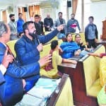 जनरल हाउस की बैठक में हंगामा