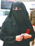 पुलिस को तहरीर देकर लौटतीं निदा खान।
