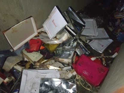 A fire broke out in a clothes shop due to short circuit in Mau