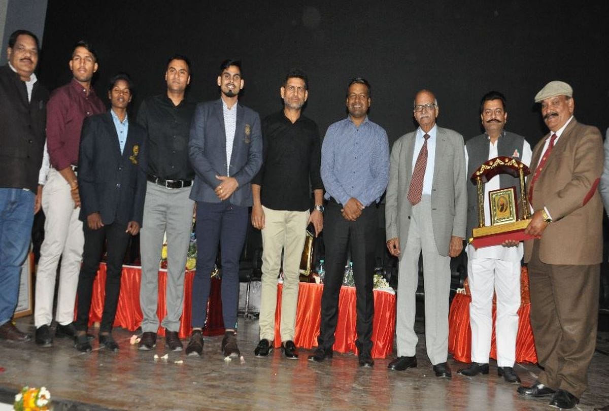 Four players honored by agra people
