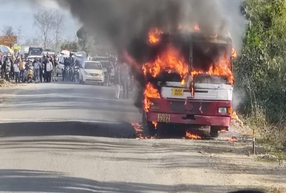 Fire broke out in uttarakhand Roadways Bus on dehradun Haridwar Highway
