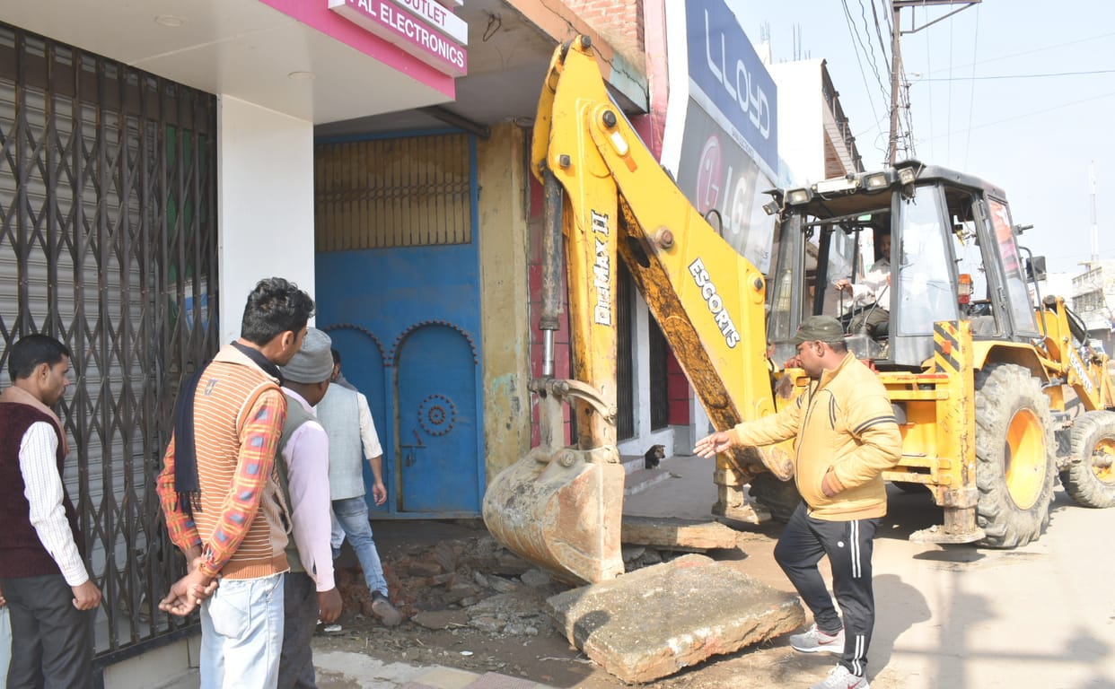 The municipality removed encroachments from the drains of Majnu Wala Road