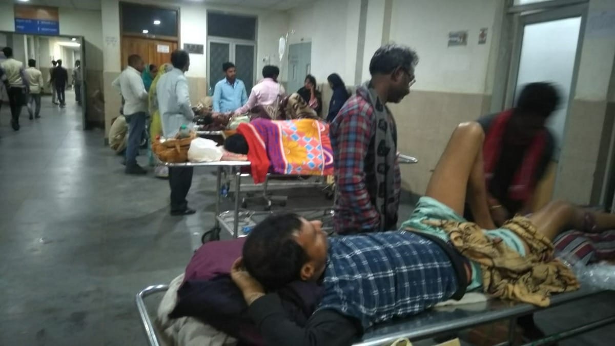 Varanasi bhu hospital lack of stretcher in emergency Samajwadi party workers warn agitation
