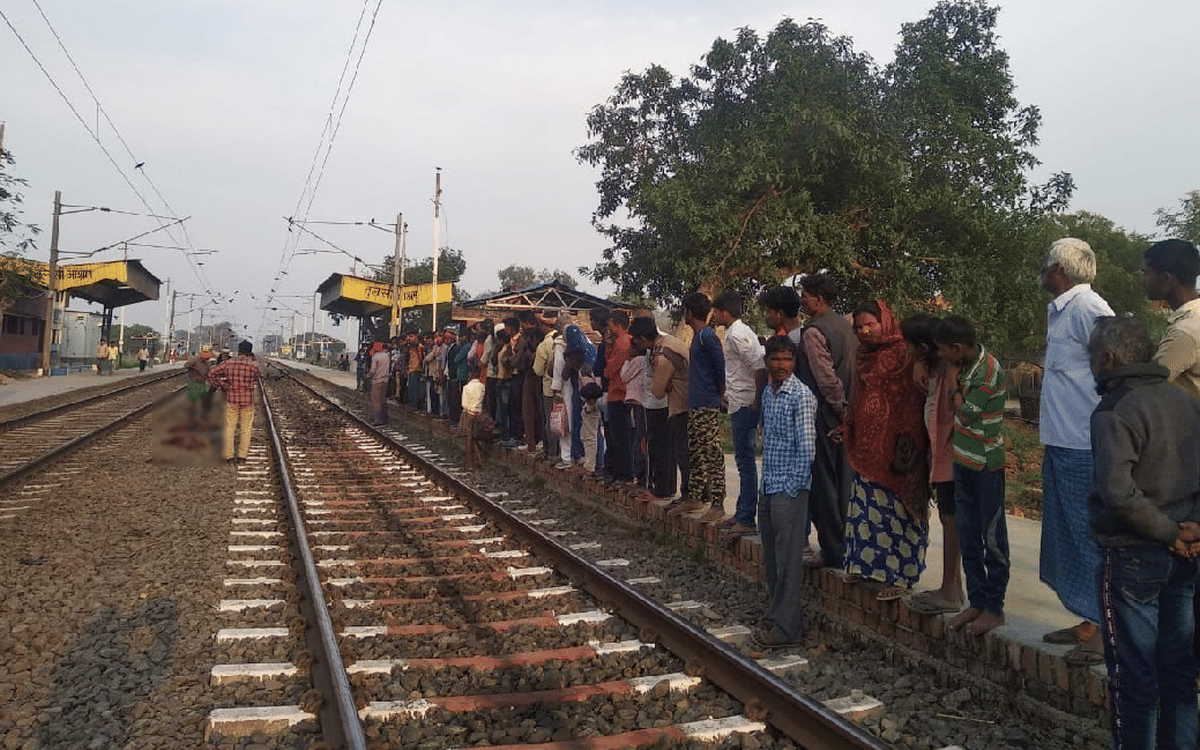 Father daughter died by train in pddu station in chandauli