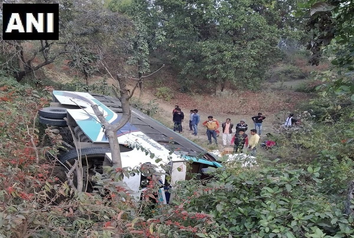 Road accident Private bus overturns near Shahdol, Madhya Pradesh passengers injured