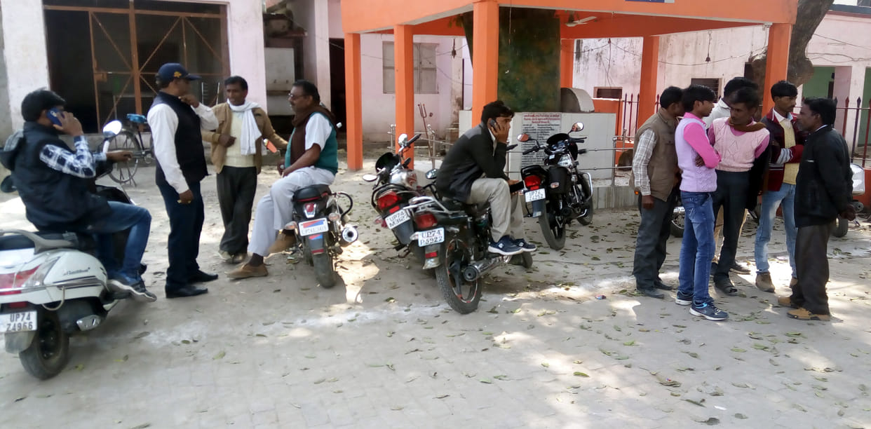 traiktar choree kar bhaag rahe badamaashon ko pakada