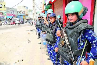 मुख्य सड़कों पर तैनात फोर्स