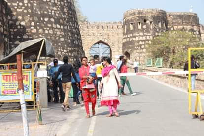 झांसी के एतिहासिक दुर्ग को देखने आते हैं सैलानी।
