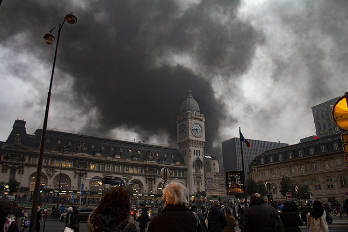 Anti government protesters set fire in Paris