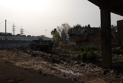 नाले में मिला शव