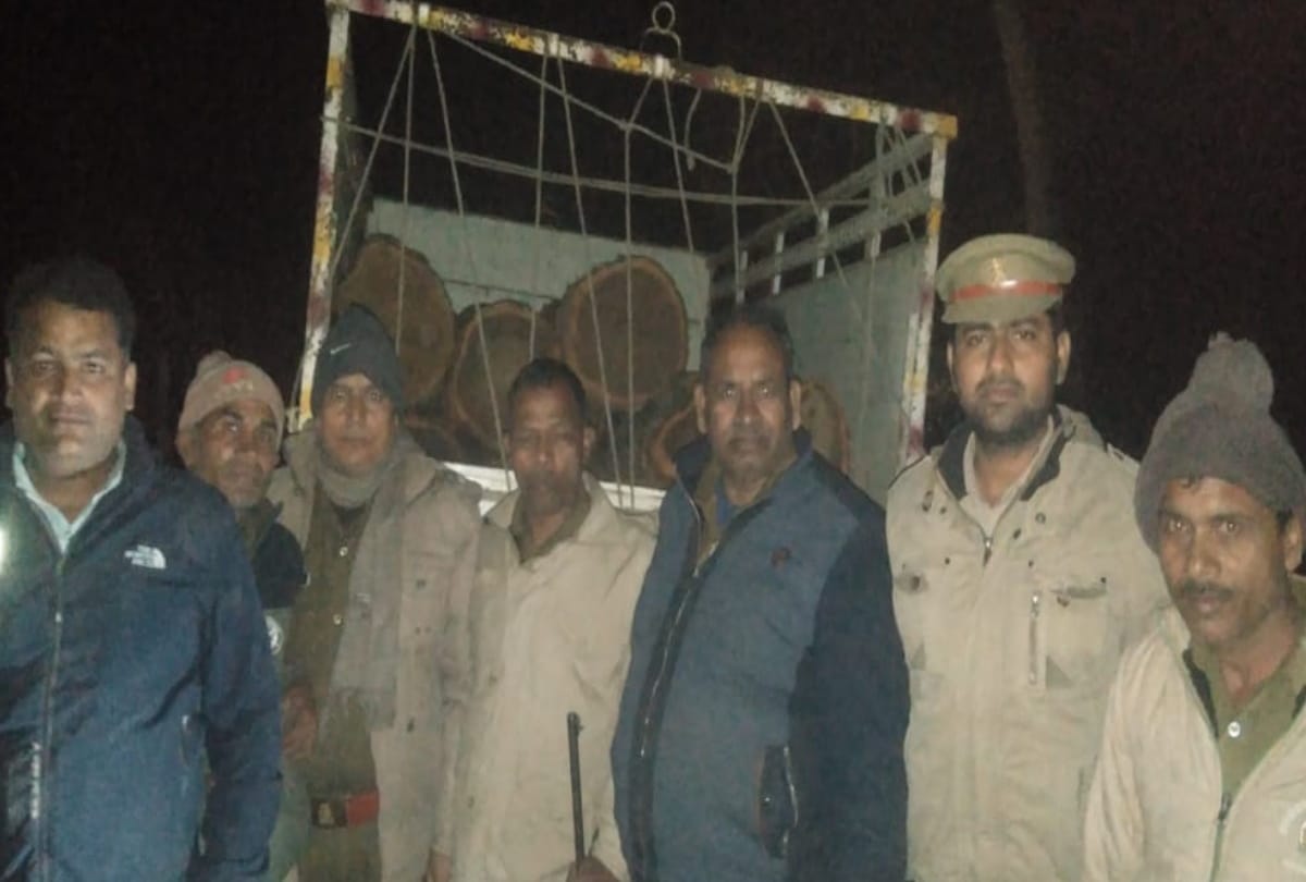 Forest workers firing and caught 14 Bota Teak wood recovered on pickup in maharajganj