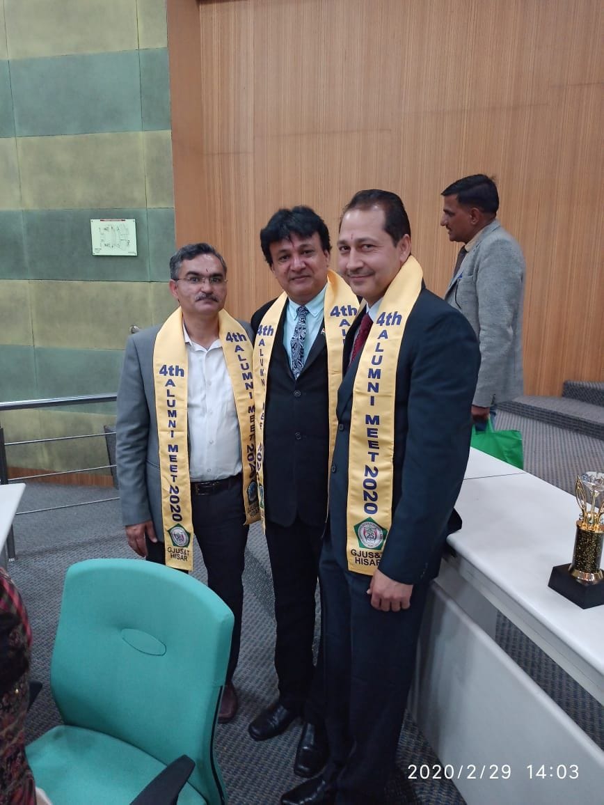 Hey If you became SDM, you forgot, Rakesh said - the position of SDM is not much bigger than brother.