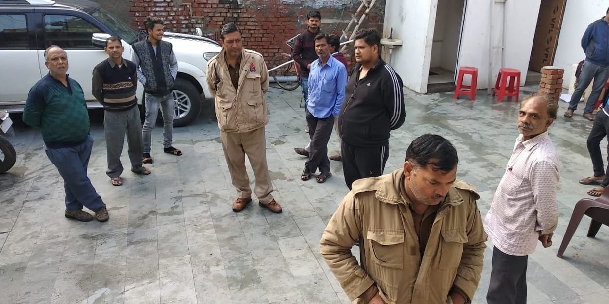 Hathras: Thousands stolen after breaking the bag factory