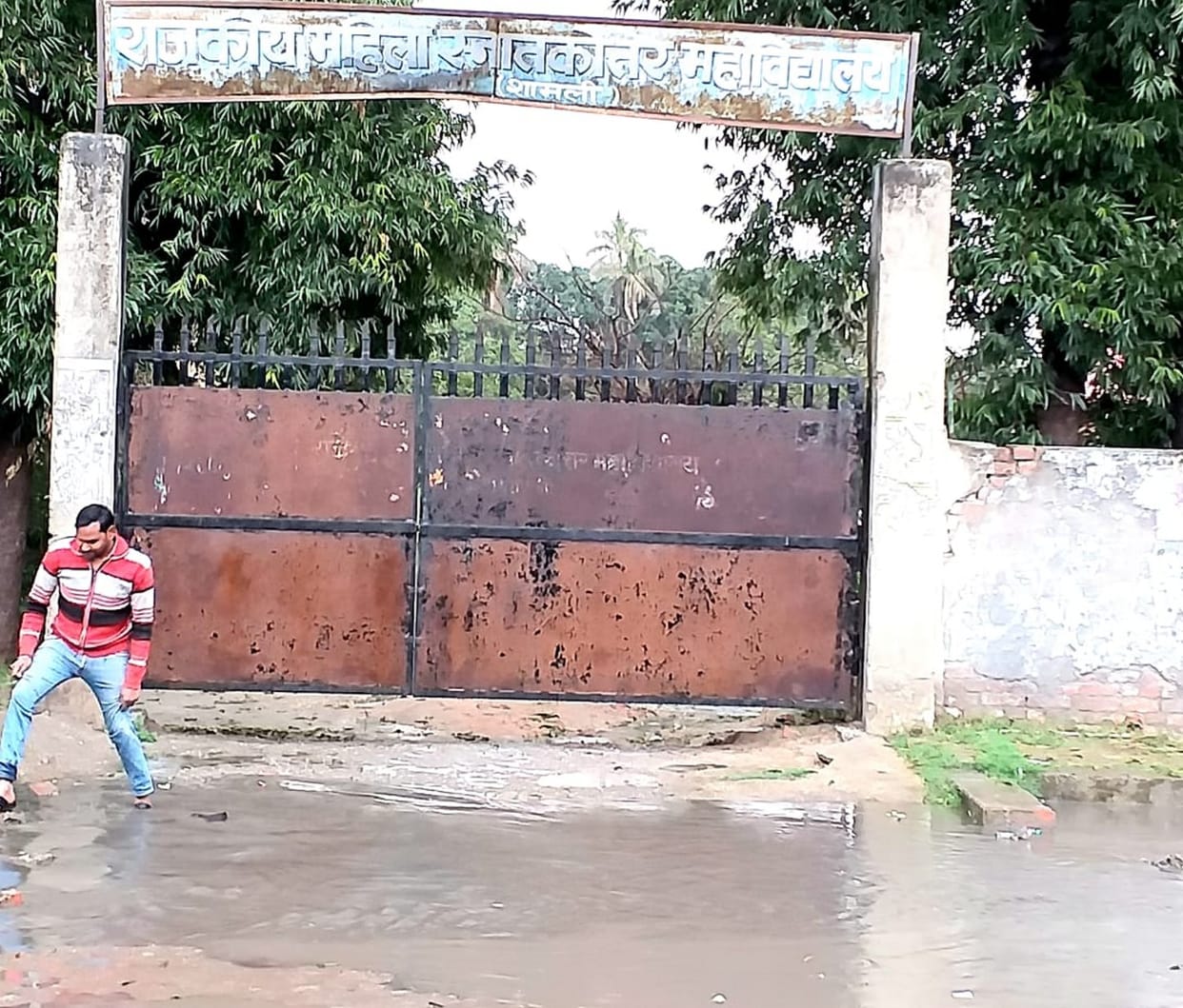 Mercury fell two degrees due to rain