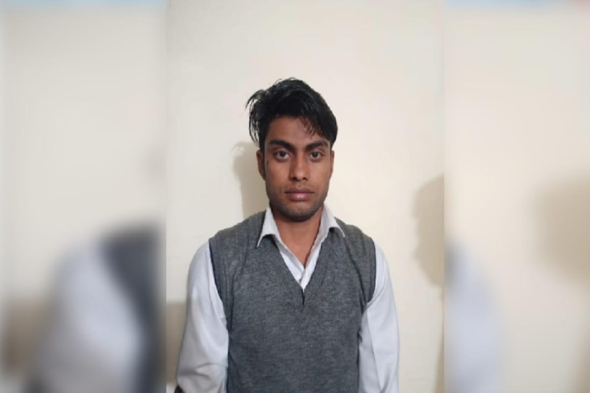 College team has caught a  munnabhai in Muzaffarnagar of Uttar Pradesh