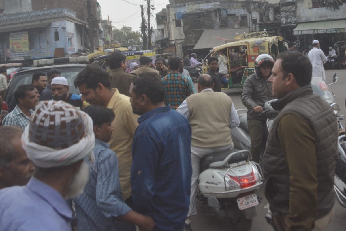 Honour killing: brother stabbed  his sister to death with knife on road in Meerut