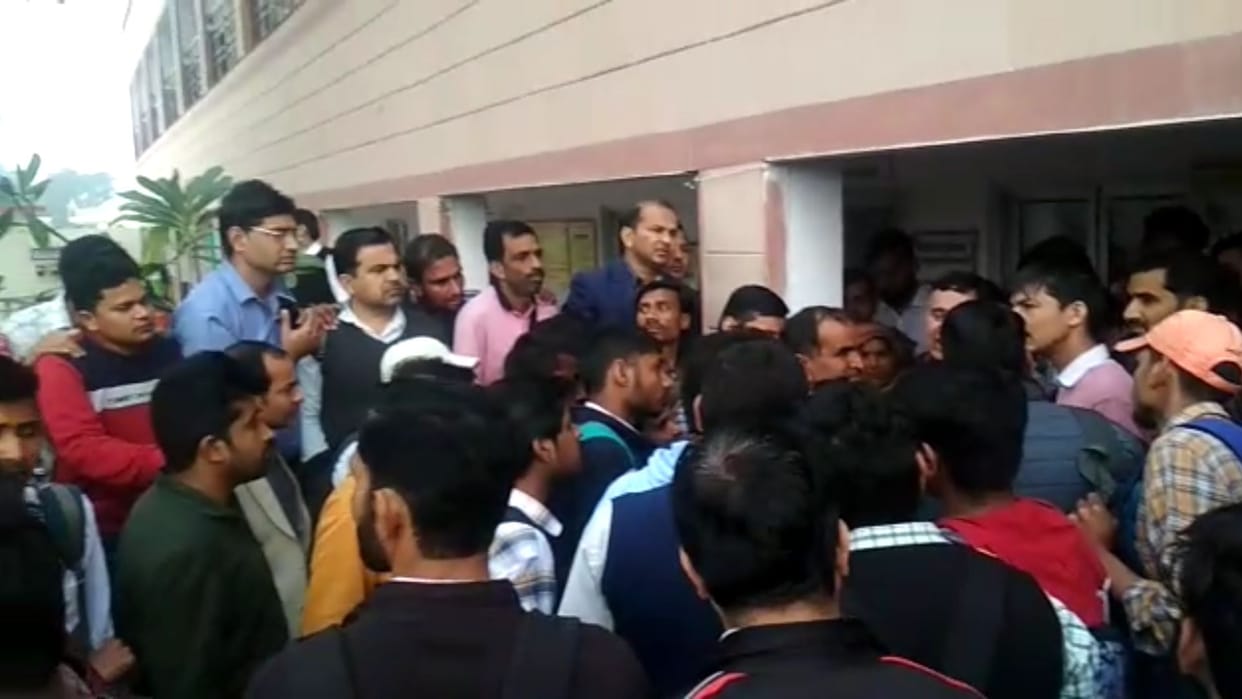 Military personnel were traveling in without ticket in Kisan Express, fined Rs 3960