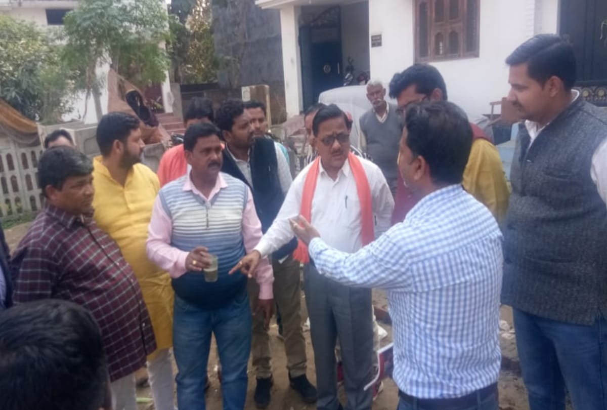 MLA RMD Agarwal stopped work for low quality in park construction in gorakhpur