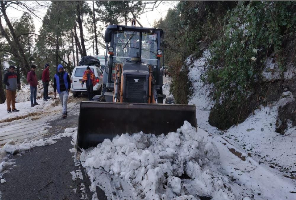 Heavy Hailstorm In Almora Uttarakhand, 150 vehicles Stuck till 18 hours in traffic jam