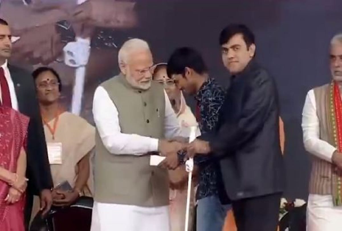 PM Modi in Prayagraj takes selfie with blind Vivek Mani and asks to send on whatsapp