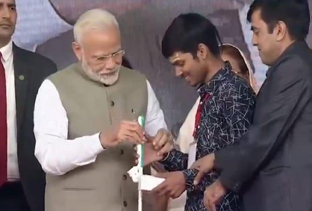 PM Modi in Prayagraj takes selfie with blind Vivek Mani and asks to send on whatsapp