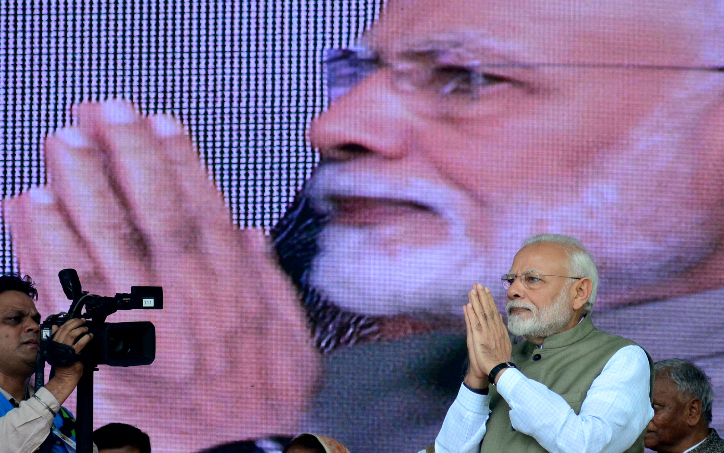 PM remembers cleaning workers heartily