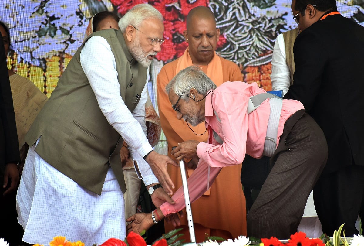 Prime Minister Modi's spontaneity convinces, people remain emotional