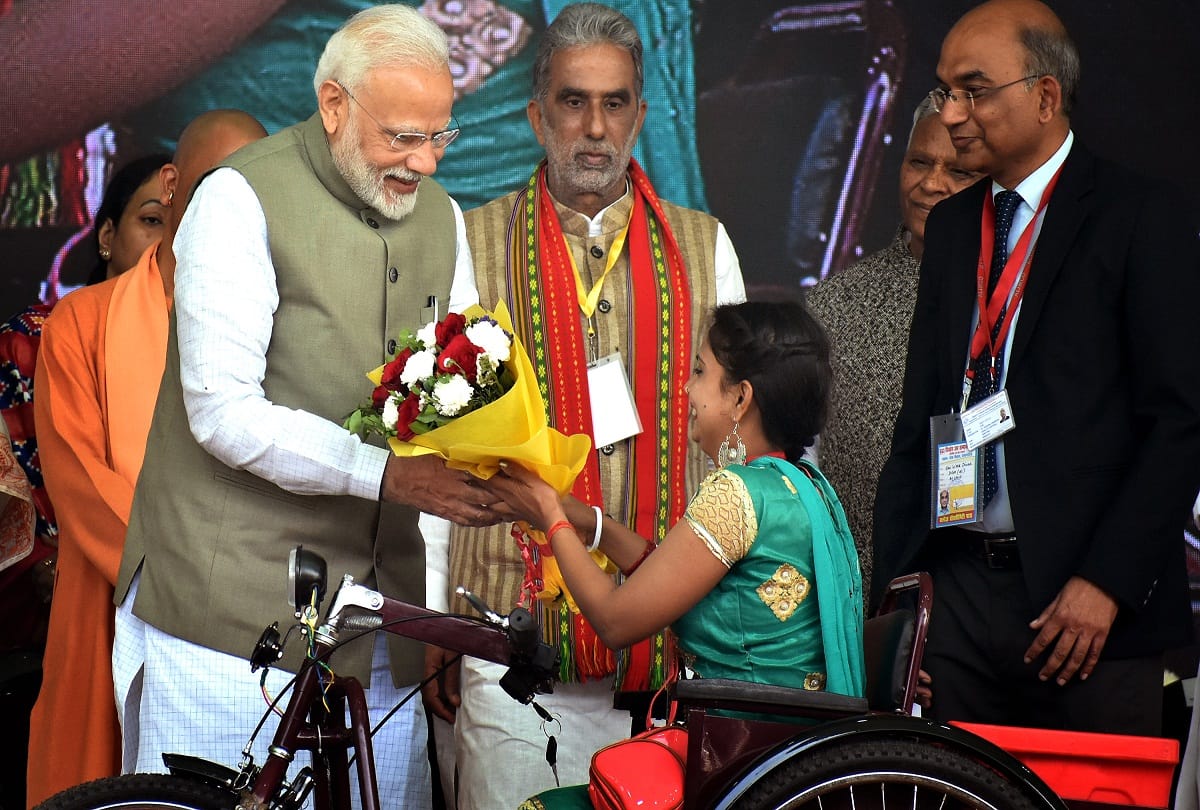 Prime Minister Modi's spontaneity convinces, people remain emotional