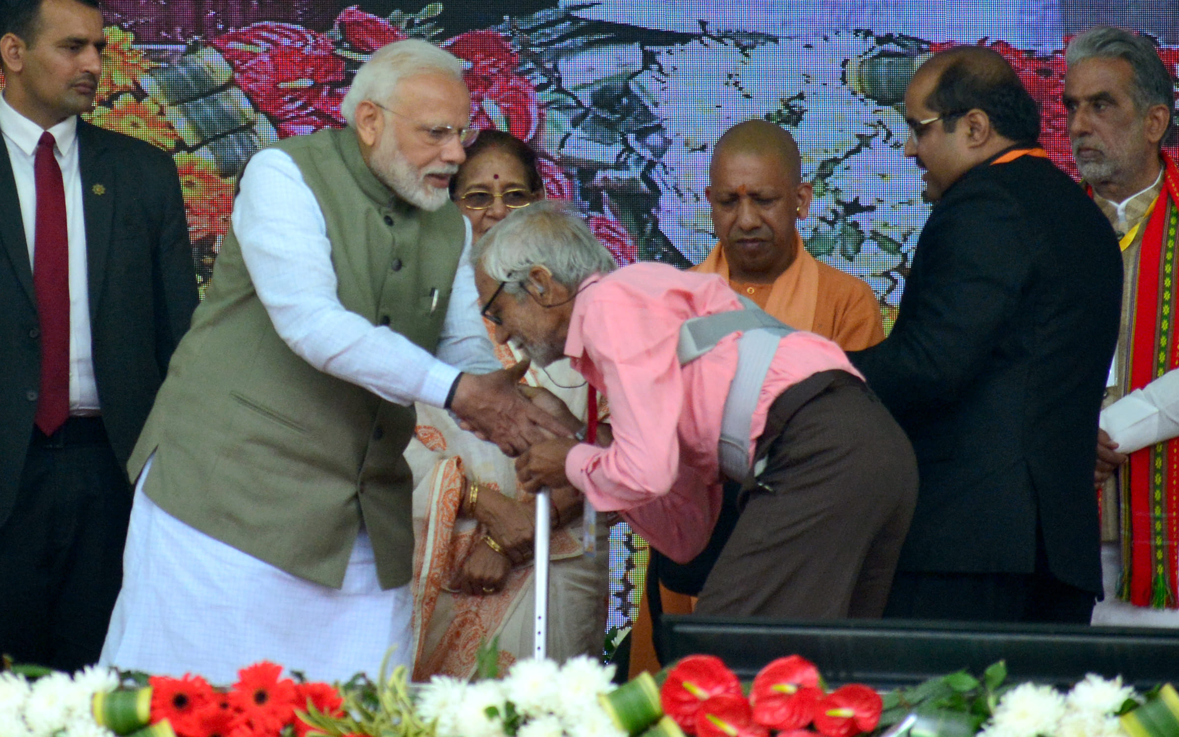 Prime Minister Modi's spontaneity convinces, people remain emotional