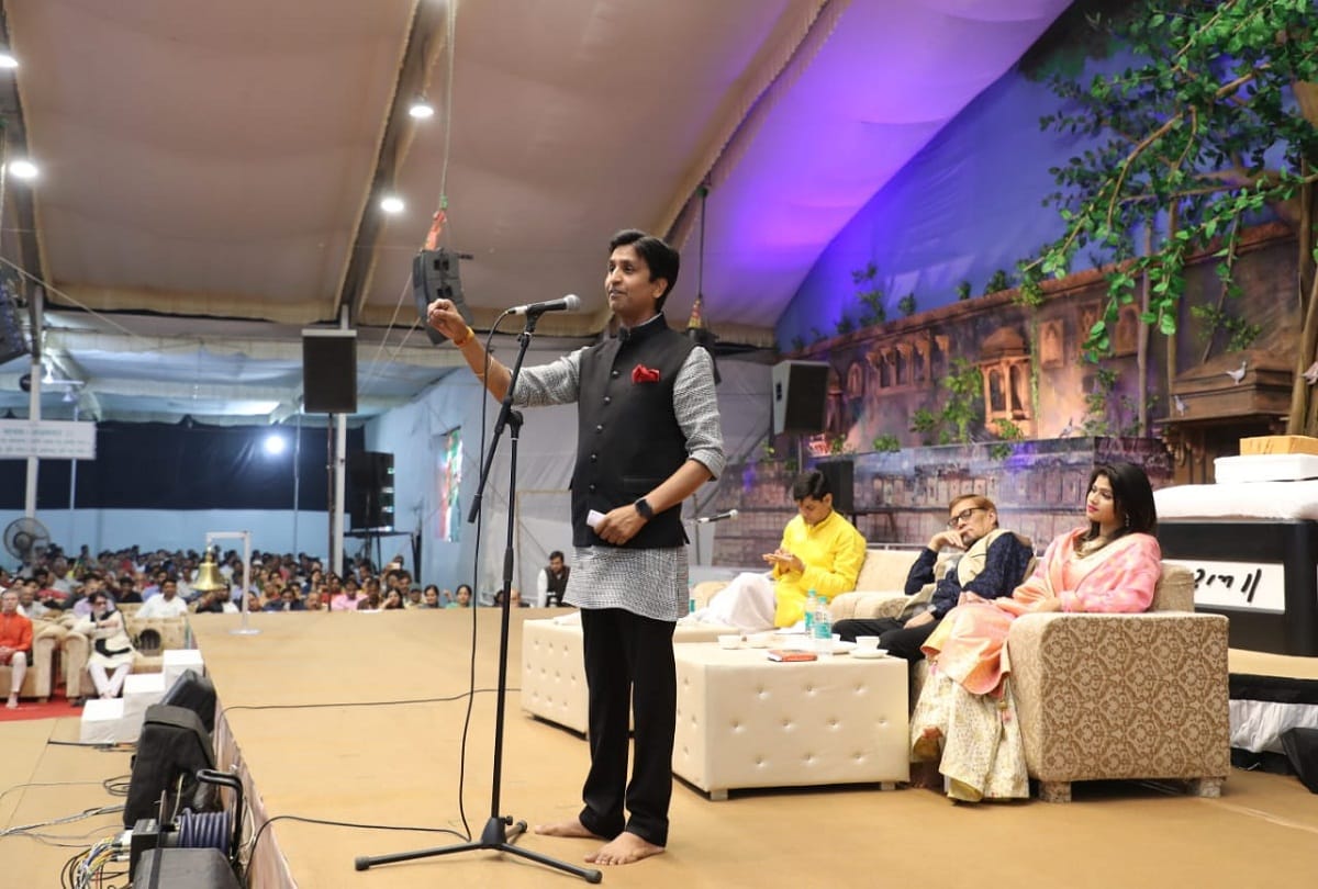 Reaching the story of Morari Bapu in Prayagraj, Kumar loses on the poems of faith
